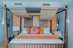 Full Floor Beachfront Luxury Apartment - Image 4