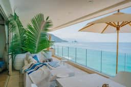 Full Floor Beachfront Luxury Apartment - Image 2