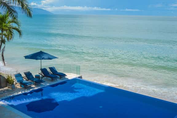 Lux Beachfront Full-Floor Residence - Imagen 1