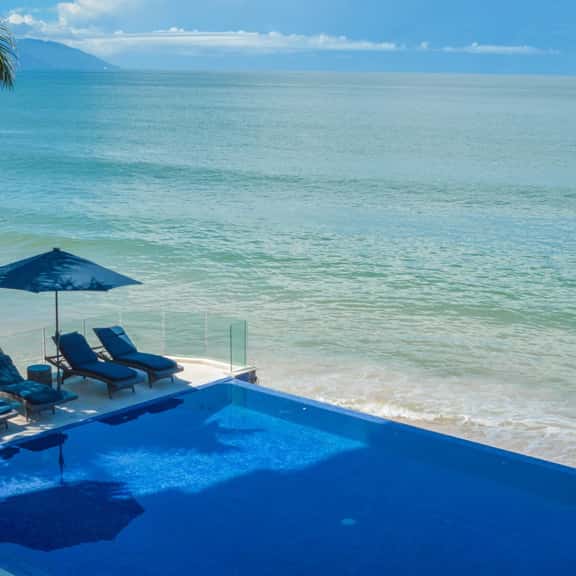 Lux Beachfront Full-Floor Residence - Imagen 1