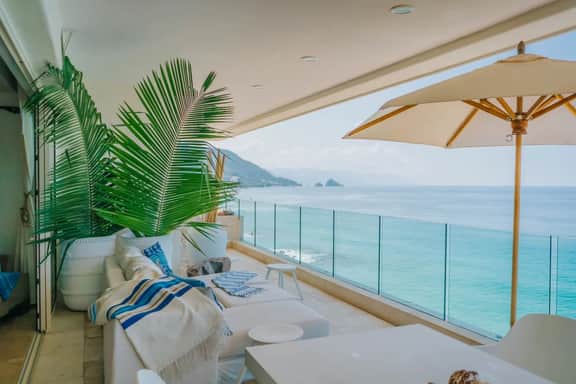 Full Floor Beachfront Luxury Apartment - Image 2